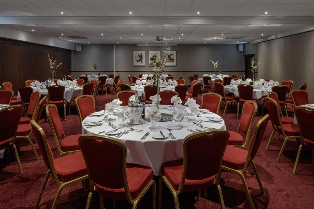 Delta Hotels By Marriott Warwick 워릭 외부 사진