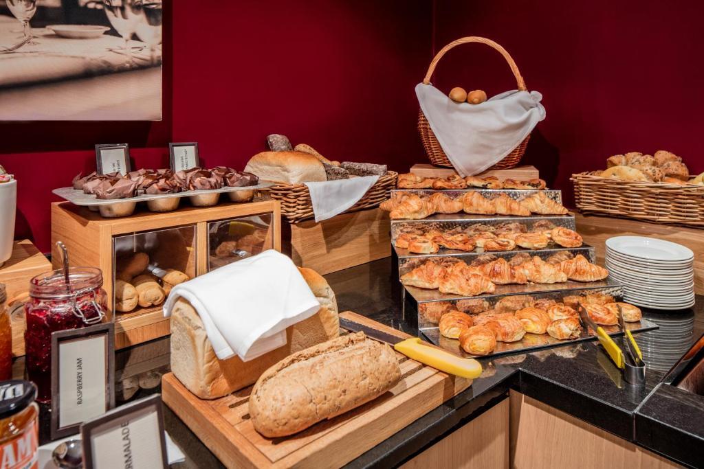 Delta Hotels By Marriott Warwick 워릭 외부 사진